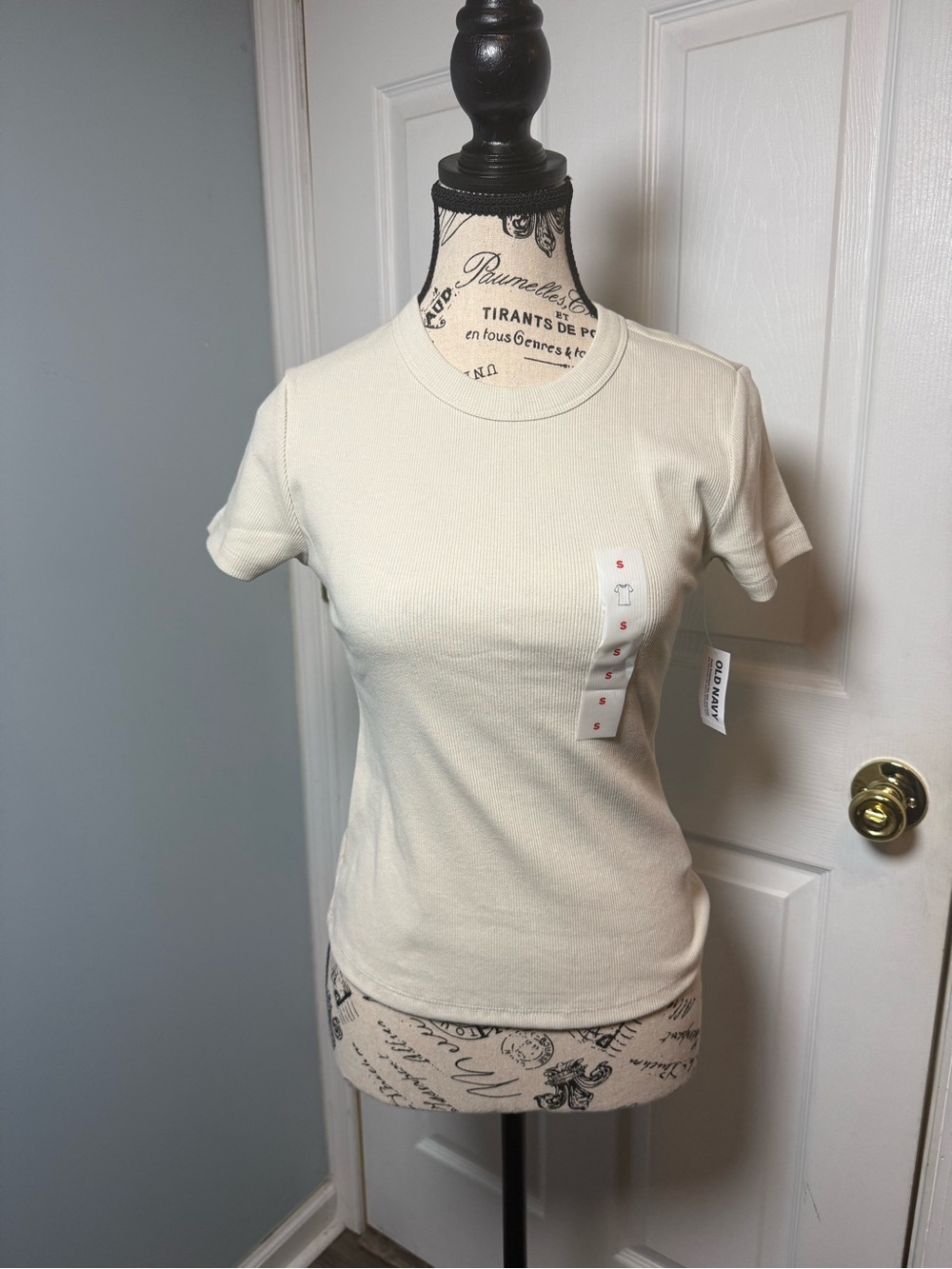 Old Navy Classic Crewneck Women’s Tee in Cream- small